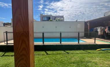 Casa sólida en condominio Lomas del Sol | 4 Dormitorios, Piscina y Quincho | Sector El Sol, Quilpué