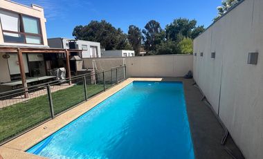 Casa sólida en condominio Lomas del Sol | 4 Dormitorios, Piscina y Quincho | Sector El Sol, Quilpué