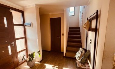 Casa sólida en condominio Lomas del Sol | 4 Dormitorios, Piscina y Quincho | Sector El Sol, Quilpué