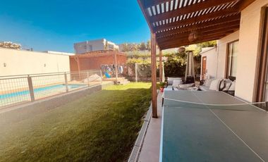 Casa sólida en condominio Lomas del Sol | 4 Dormitorios, Piscina y Quincho | Sector El Sol, Quilpué