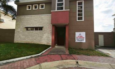 Alquiler casa de estreno urbanización San Sebastián