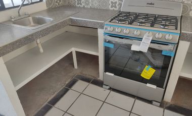 - “Amplia casa de 4 recámaras con jardín y cisterna en Col. Rancho Cortés – cerca de autopista y plazas” Zona fresca