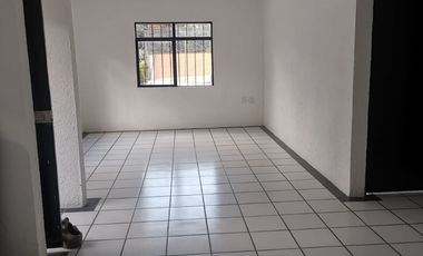 - “Amplia casa de 4 recámaras con jardín y cisterna en Col. Rancho Cortés – cerca de autopista y plazas” Zona fresca