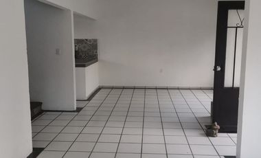- “Amplia casa de 4 recámaras con jardín y cisterna en Col. Rancho Cortés – cerca de autopista y plazas” Zona fresca