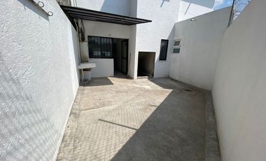 - “Amplia casa de 4 recámaras con jardín y cisterna en Col. Rancho Cortés – cerca de autopista y plazas” Zona fresca