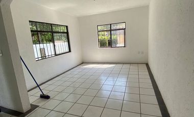 - “Amplia casa de 4 recámaras con jardín y cisterna en Col. Rancho Cortés – cerca de autopista y plazas” Zona fresca