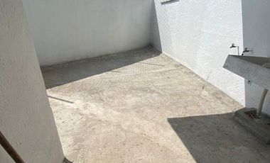 - “Amplia casa de 4 recámaras con jardín y cisterna en Col. Rancho Cortés – cerca de autopista y plazas” Zona fresca