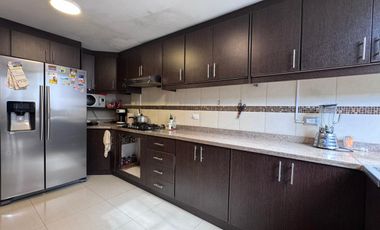 🏡 VENTA DE CASA AMPLIA – SECTOR ISAAC ALBÉNIZ