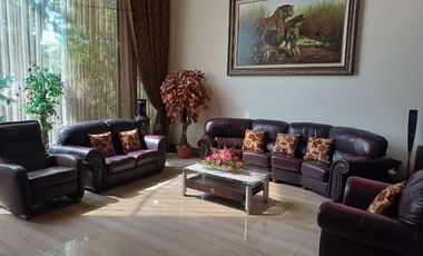 Disewakan Rumah Megah Hook 2 Lantai di Araya Surabaya