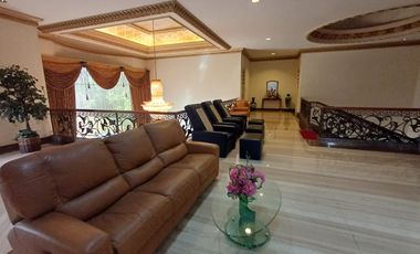 Disewakan Rumah Megah Hook 2 Lantai di Araya Surabaya