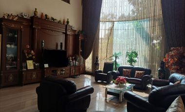 Disewakan Rumah Megah Hook 2 Lantai di Araya Surabaya