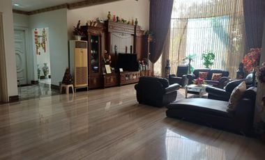 Disewakan Rumah Megah Hook 2 Lantai di Araya Surabaya