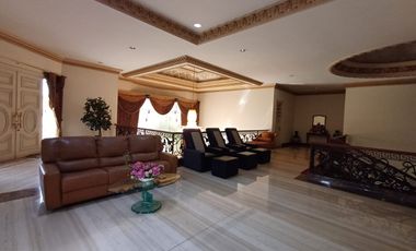 Disewakan Rumah Megah Hook 2 Lantai di Araya Surabaya