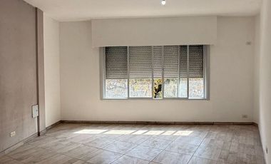 ALQUILER DPTO 3 AMBIENTES . FRENTE AL BANCO PROV. VILLA TESEI
