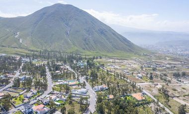 CASA EN VENTA EN LA URBANIZACION LA MARCA EN LA MITAD DEL MUNDO