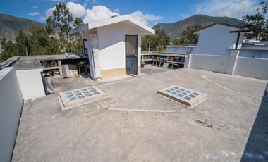 CASA EN VENTA EN LA URBANIZACION LA MARCA EN LA MITAD DEL MUNDO