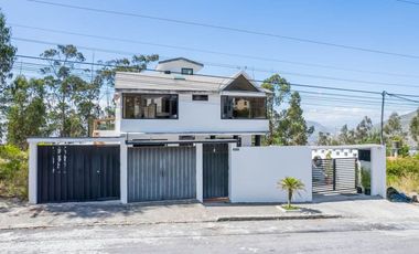CASA EN VENTA EN LA URBANIZACION LA MARCA EN LA MITAD DEL MUNDO