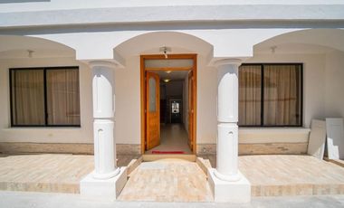 CASA EN VENTA EN LA URBANIZACION LA MARCA EN LA MITAD DEL MUNDO