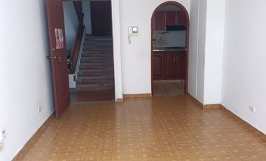 ARRIENDO APARTAMENTO FRENTE AL  PARQUE BOLIVAR