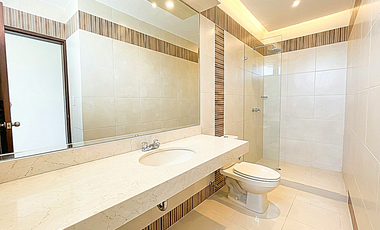 VENDO CASA EN CONDOMINIO CON JARDIN ZONA BATALLONES SURCO