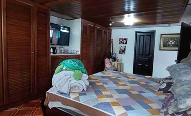 PLAZA ARGENTINA VENDO CASA GRANDE TUNELES GUAYASAMÍN