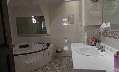 PLAZA ARGENTINA VENDO CASA GRANDE TUNELES GUAYASAMÍN