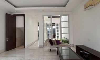 Disewakan Rumah Dalam Townhouse Bangka Jaksel | 2 Lantai | Lokasi Strategis Kemang