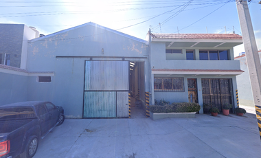 CASA CON BODEGA EN VENTA EN LIBRES: Oportunidad en Barrio de Guadalupe, a Pasos de la Carretera Federal Puebla-Nautla y el Centro