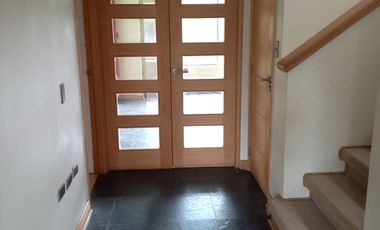 ARRIENDO O VENDO EXCELENTE CASA INDEPENDIENTE EN SECTOR LAS RASTRAS, MUY CERCANA A UNIVERSIDAD CATOLICA, MALL PLAZA MAULE