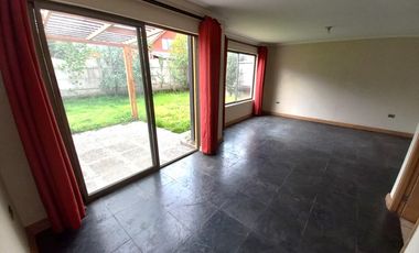 ARRIENDO O VENDO EXCELENTE CASA INDEPENDIENTE EN SECTOR LAS RASTRAS, MUY CERCANA A UNIVERSIDAD CATOLICA, MALL PLAZA MAULE