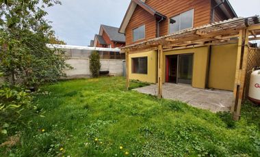 ARRIENDO O VENDO EXCELENTE CASA INDEPENDIENTE EN SECTOR LAS RASTRAS, MUY CERCANA A UNIVERSIDAD CATOLICA, MALL PLAZA MAULE