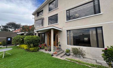 Casa independiente de Venta de 4 habitaciones en San Juan de Cumbayá