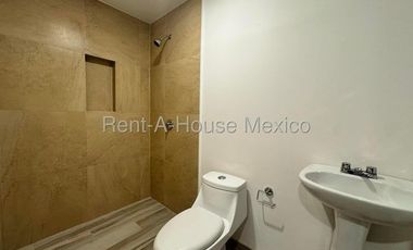 Departamento en planta baja con 3 recámaras y cuarto servicio - RENTA. Santa Fe Juriquilla