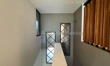 Departamento en planta baja con 3 recámaras y cuarto servicio - RENTA. Santa Fe Juriquilla