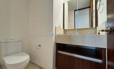 Departamento en planta baja con 3 recámaras y cuarto servicio - RENTA. Santa Fe Juriquilla