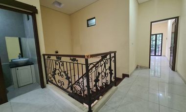 Strategis Jual Rumah 2Lt. Unfurnished Bagus Bangunan Baru di Kemanggisan Dekat ke Kampus Binus, Mall Central Park, Tanjung Duren & Palmerah