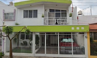 CASA EN VENTA EN JARDINES DEL COUNTRY, GUADALAJARA, JALISCO.
