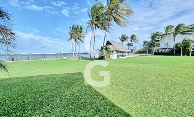Casa en Venta en Cancún en ZH en Residencial Isla Dorada con Vista a la Laguna Amueblada