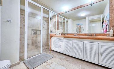 Casa en Venta en Cancún en ZH en Residencial Isla Dorada con Vista a la Laguna Amueblada