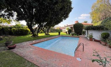 Residencia en Zavaleta con amplio jardín y alberca cerca de Angelópolis