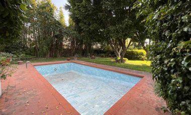 Residencia en Zavaleta con amplio jardín y alberca cerca de Angelópolis