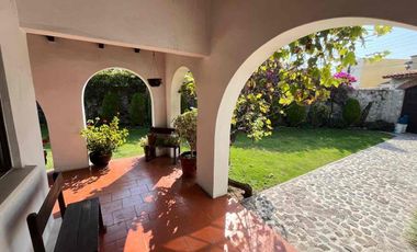 Residencia en Zavaleta con amplio jardín y alberca cerca de Angelópolis