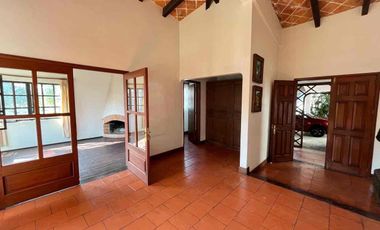 Residencia en Zavaleta con amplio jardín y alberca cerca de Angelópolis