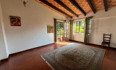 Residencia en Zavaleta con amplio jardín y alberca cerca de Angelópolis