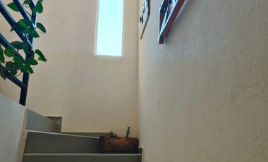 Renta Casa 2R, 2.5 baños. 2 E, con vigilancia, cerca de vias diversas de comunicacion