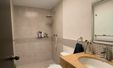 Renta Casa 2R, 2.5 baños. 2 E, con vigilancia, cerca de vias diversas de comunicacion