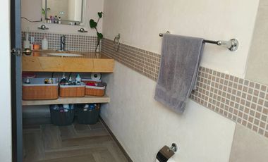 Renta Casa 2R, 2.5 baños. 2 E, con vigilancia, cerca de vias diversas de comunicacion