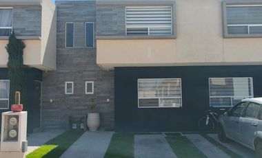 Renta Casa 2R, 2.5 baños. 2 E, con vigilancia, cerca de vias diversas de comunicacion