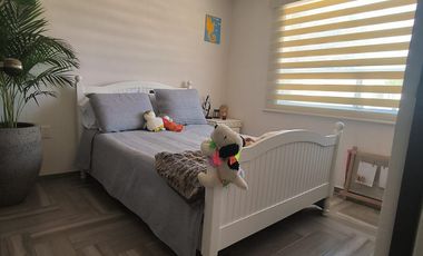 Renta Casa 2R, 2.5 baños. 2 E, con vigilancia, cerca de vias diversas de comunicacion