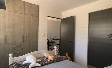 Renta Casa 2R, 2.5 baños. 2 E, con vigilancia, cerca de vias diversas de comunicacion
